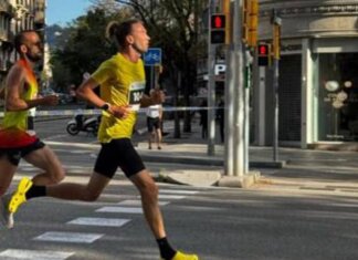 Corre una maratona… con le Crocs, la follia dell’atleta russo a Berlino