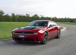 Dodge Charger, la muscle car cambia pelle: elettrica o SIXPACK fino a 670 HP
