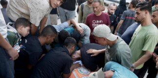 Edificio crolla nella notte a Gaza, almeno 11 morti: “50 bambini tra le 100 persone intrappolate, stavano dormendo”