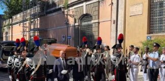Emma Bonino, camera ardente in Campidoglio: lunga fila in piazza per ultimo saluto