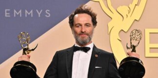 Emmy 2026, 14 premi a ‘Widow’s Bay’. Matthew Rhys e Jean Smart scrivono la storia