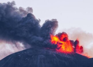 Etna in eruzione, nube di cenere alta 4 chilometri: allerta per il traffico aereo