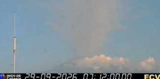 Etna, nube eruttiva alta 4 chilometri: voli sospesi fino alle 15 all’aeroporto di Catania