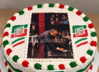 Forza Italia a Napoli ricorda il compleanno di Berlusconi, spunta la torta per il 29 settembre con il Cav che ‘pulisce’ la sedia di Travaglio