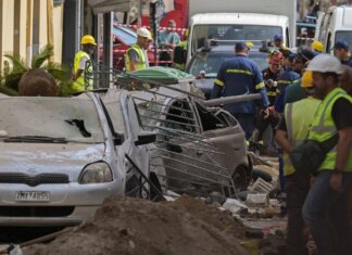 Grecia, crolla palazzina ad Atene: 6 dispersi tra cui 4 turisti