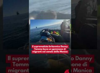 Il suprematista britannico Danny Tommo buca un gommone di migranti nel canale della Manica