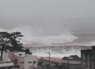 In Giappone il tifone Dujuan fa 4 morti poi si allontana dalla costa orientale: quasi due milioni di evacuati e 6 dispersi