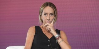 Incidente per Arianna Meloni, polso rotto in vacanza: le foto con il gesso