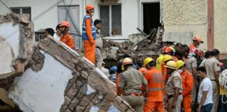 India, 6 morti in crollo edificio a Nuova Delhi: si continua a scavare tra le macerie