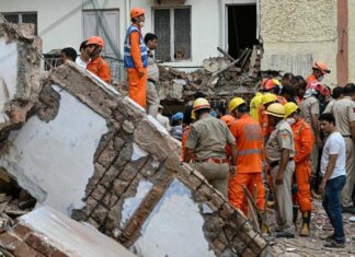 India, 6 morti in crollo edificio a Nuova Delhi: si continua a scavare tra le macerie