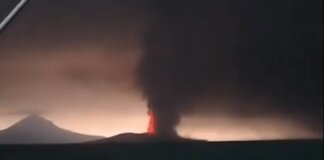 Indonesia, erutta il vulcano Anak Krakatau: chiusi quattro aeroporti, disagi per oltre 270mila passeggeri