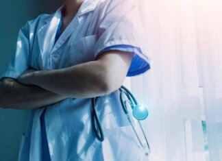 Infermiera va in pensione a 62 anni, ma non le basta: “Guadagno troppo poco”