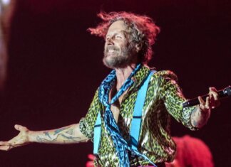 Jovanotti, è qui la festa: i 60 anni di Lorenzo, l’eterno ragazzo fortunato della musica italiana