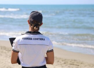 La Spezia, donna resta bloccata per ore su uno scoglio in mare: “L’abbiamo salvata, era in ipotermia”