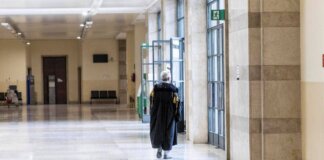 Lascia al nipote preferito un’eredità di 800mila euro ma gli altri non ci stanno: “Non vedeva bene, è stata guidata”
