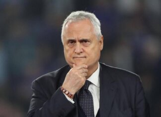 Lazio, la protesta dei tifosi arriva in Inghilterra. The Times: “Lotito contro tutti”