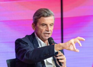 L’odissea di Calenda bloccato in Sicilia per tre giorni: “Stato la amministri per i prossimi 30 anni”