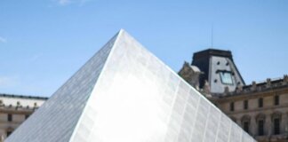 Louvre, appendono due quadri nella sala della Gioconda. Arrestati due tedeschi: “Stavamo scherzando”