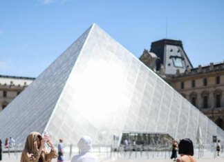 Louvre, appendono due quadri nella sala della Gioconda. Arrestati due tedeschi: “Stavamo scherzando”
