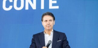 M5S, la base approva il programma in 20 punti: “L’invio di armi all’Ucraina allontana la pace”