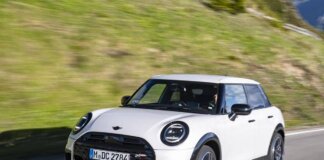 MINI Cooper S 5 porte: 204 CV e più spazio senza rinunciare al go-kart feeling