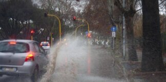 Maltempo sull’Italia, due morti: un decesso nel Senese, donna annega in auto a Udine