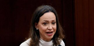 Maria Corina Machado torna in Venezuela dopo quasi un anno di esilio: “Sono qui. Con voi”