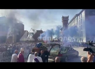 Mazzola, l’uscita del feretro dalla basilica di Sant’Ambrogio: l’ultimo coro dei tifosi dell’Inter