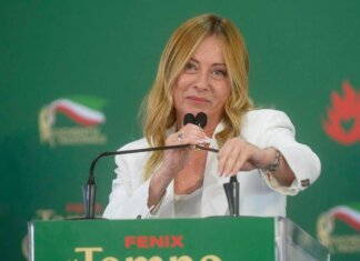 Meloni punge le opposizioni: “Non cantate ‘Bollo ciao’?”. E mette Vannacci nel mirino: “A scuola tetto a stranieri e stop al burqa”