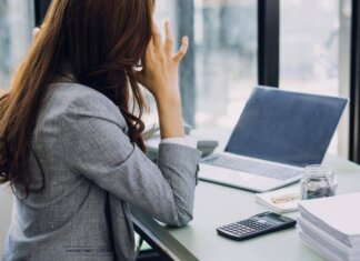Molestie sul lavoro, anche carezze e confidenze non richieste possono essere risarcite