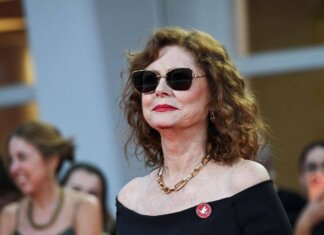Mostra di Venezia, Susan Sarandon sul tappeto rosso con la spilletta ‘cessate il fuoco a Gaza’