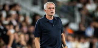 Mourinho show dopo il ko del Real: “C’erano due rossi” e mostra le foto in conferenza