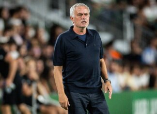 Mourinho show dopo il ko del Real: “C’erano due rossi” e mostra le foto in conferenza