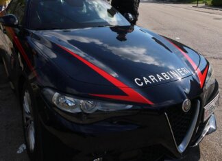 Napoli, tenta di uccidere la moglie: carabinieri fanno irruzione in casa e la salvano
