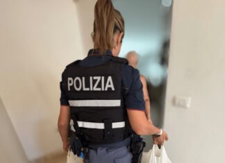 Non mangiava da giorni e viveva in condizioni di degrado a Fiuggi: poliziotti le comprano cibo