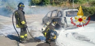 In fiamme un’auto alimentata a metano: intervento dei vigili del fuoco a Massa Marittima