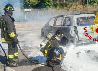 In fiamme un’auto alimentata a metano: intervento dei vigili del fuoco a Massa Marittima