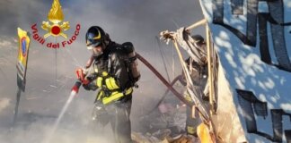 Fiamme in un accampamento di senza fissa dimora sotto il viadotto dell’Indiano