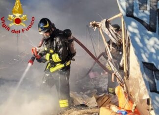 Fiamme in un accampamento di senza fissa dimora sotto il viadotto dell’Indiano