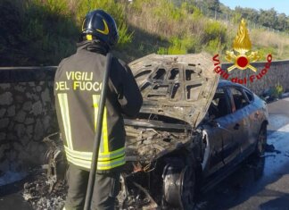 In fiamme sulla Ss Senese a Campagnatico un’auto alimentata a gasolio