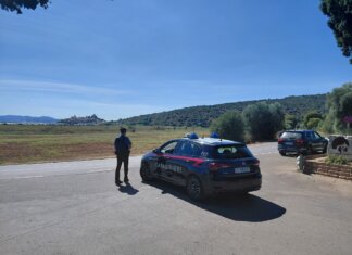 Si barrica in casa con il figlio tetraplegico: arriva il comandante dei carabinieri e lo convince ad aprire