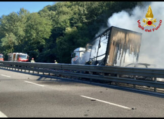 Incidente fra due mezzi pesanti e un’auto poi scoppia l’incendio: quattro feriti in ospedale