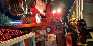 Esce di strada con il bilico carico di pomodori, superlavoro per i vigili del fuoco