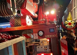 Esce di strada con il bilico carico di pomodori, superlavoro per i vigili del fuoco