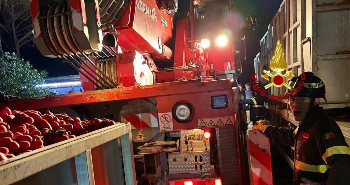 esce di strada con il bilico carico di pomodori superlavoro per i vigili del fuoco da Corrieretoscano.it esce di strada con il bilico carico di pomodori superlavoro per i vigili del fuoco