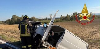 Scontro auto-furgone in via delle Colline per Legoli: conducente estratto da un mezzo rimasto in bilico