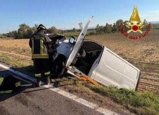 Scontro auto-furgone in via delle Colline per Legoli: conducente estratto da un mezzo rimasto in bilico