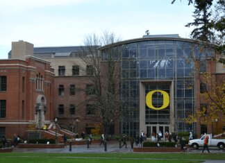 Phil Knight, co-fondatore della Nike, e la donazione record all’Università dell’Oregon: “Assegno da un miliardo di dollari”