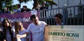 Pontida, Lega intitola pratone a Bossi. Salvini accolto da ovazione: “Si vince uniti”