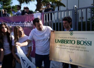 Pontida, Lega intitola pratone a Bossi. Salvini accolto da ovazione: “Si vince uniti”